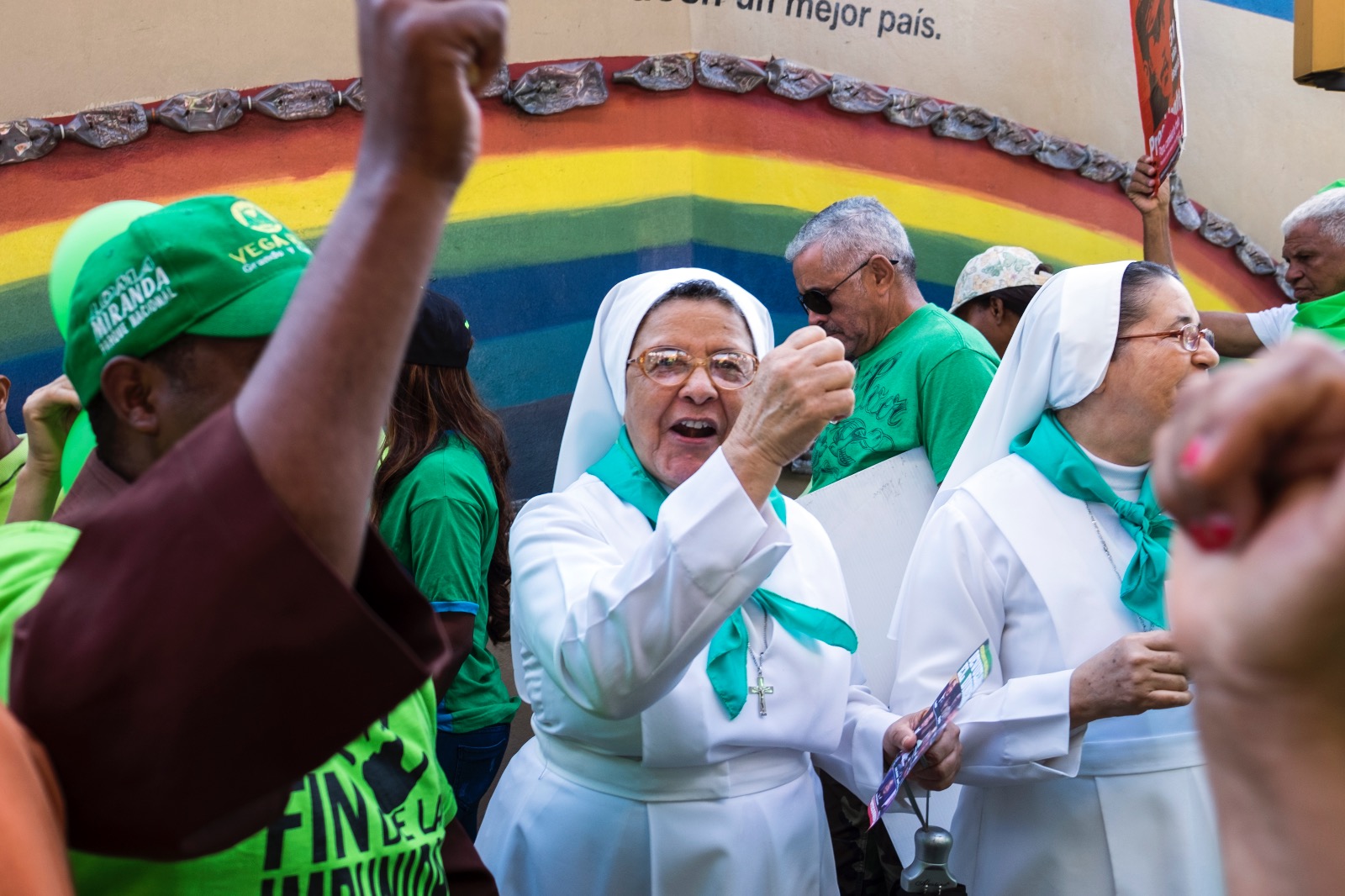 Dos monjas apoyan la marcha.