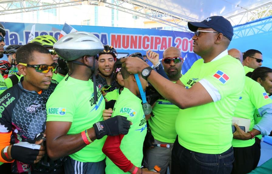 Cientos de ciclistas participan en la segunda Bicicletada Municipal de Santo Domingo Este