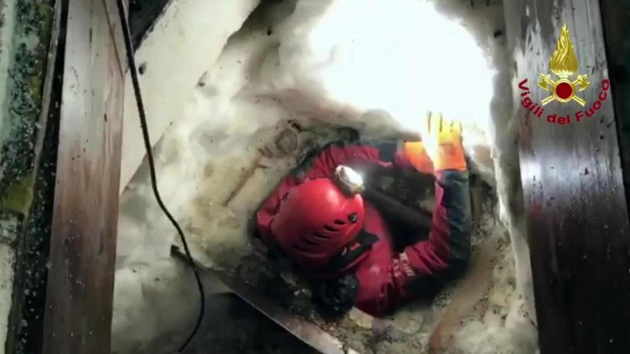 Búsqueda de los 23 desaparecidos bajo hotel de Italia continúa en condiciones extremas