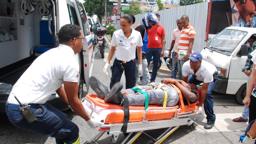 Mueren dos personas y cuatro resultan heridas tras deslizamiento de vehículo en autopista Duarte