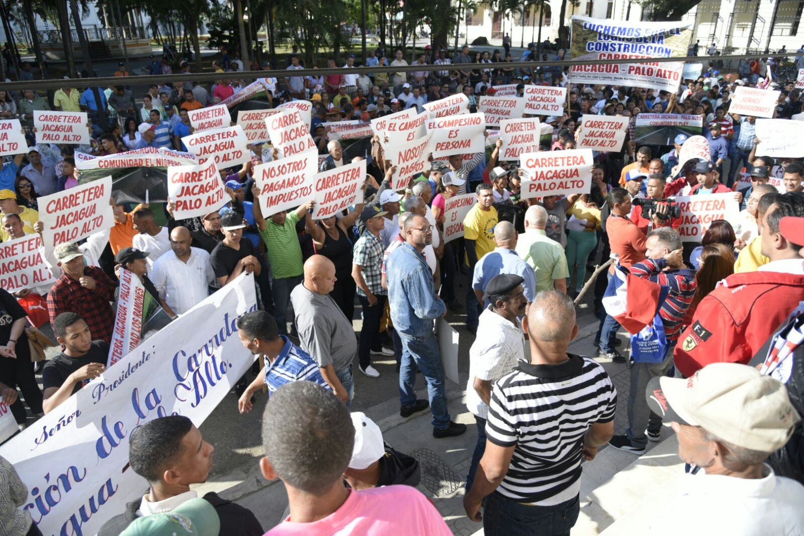 La manifestación de decenas de comunitarios que residen  en 19 secciones enclavadas en la cordillera Septentrional y que reclaman la reparación de la carretera que va desde la sección Jacagua hasta Palo Alto.