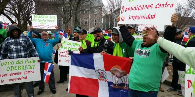 Bajo la consigna “Fuera #Odebrecht del país”, dominicanos radicados en la ciudad estadounidense de Boston desafiaron la lluvia para reclamar justicia ante la impunidad.