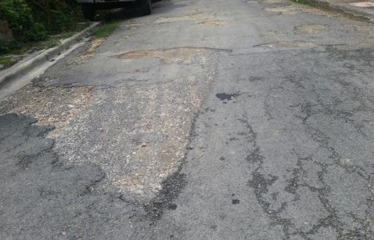 Demandan reparación de calles en sector de Villa Mella