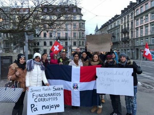 En Suiza, un grupo de dominicanos también se congregó para exigir el fin de la impunidad y de los casos de corrupción que manchan la imagen de la República Dominicana en el resto del mundo.