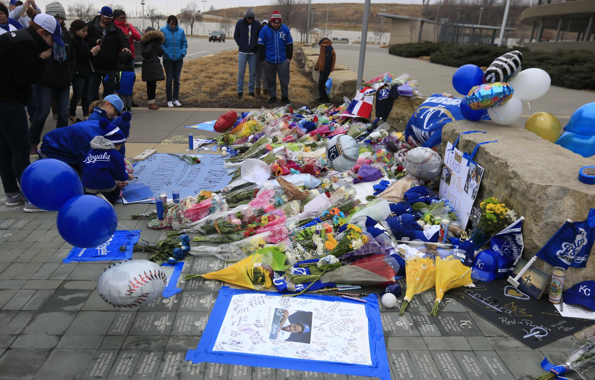 Fanáticos han llevado diversos presentes en las  afueras del Kauffman Stadium,Kansas City en memoria de Yordano Ventura.