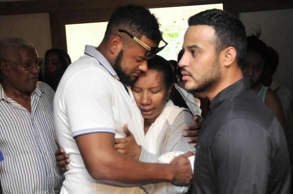 Jorge Bonifacio abraza a la madre de su compañero de equipo (Kansas City) Yordano Ventura uniéndose al dolor de su perdida.