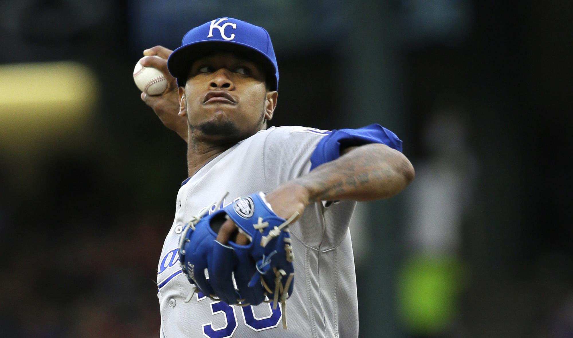 Foto de archivo del 28 de julio de 2016 en la que el pitcher Yordano Ventura de los Reales de Kansas City lanza ante los Rangers de Texas. Las autoridades dominicanas informaron que Ventura murió en un accidente vial, la madrugada del domingo 22 de enero de 2017. 