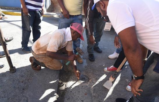 Residentes protestan en Puerto Isabela, donde no llega agua desde hace 8 meses