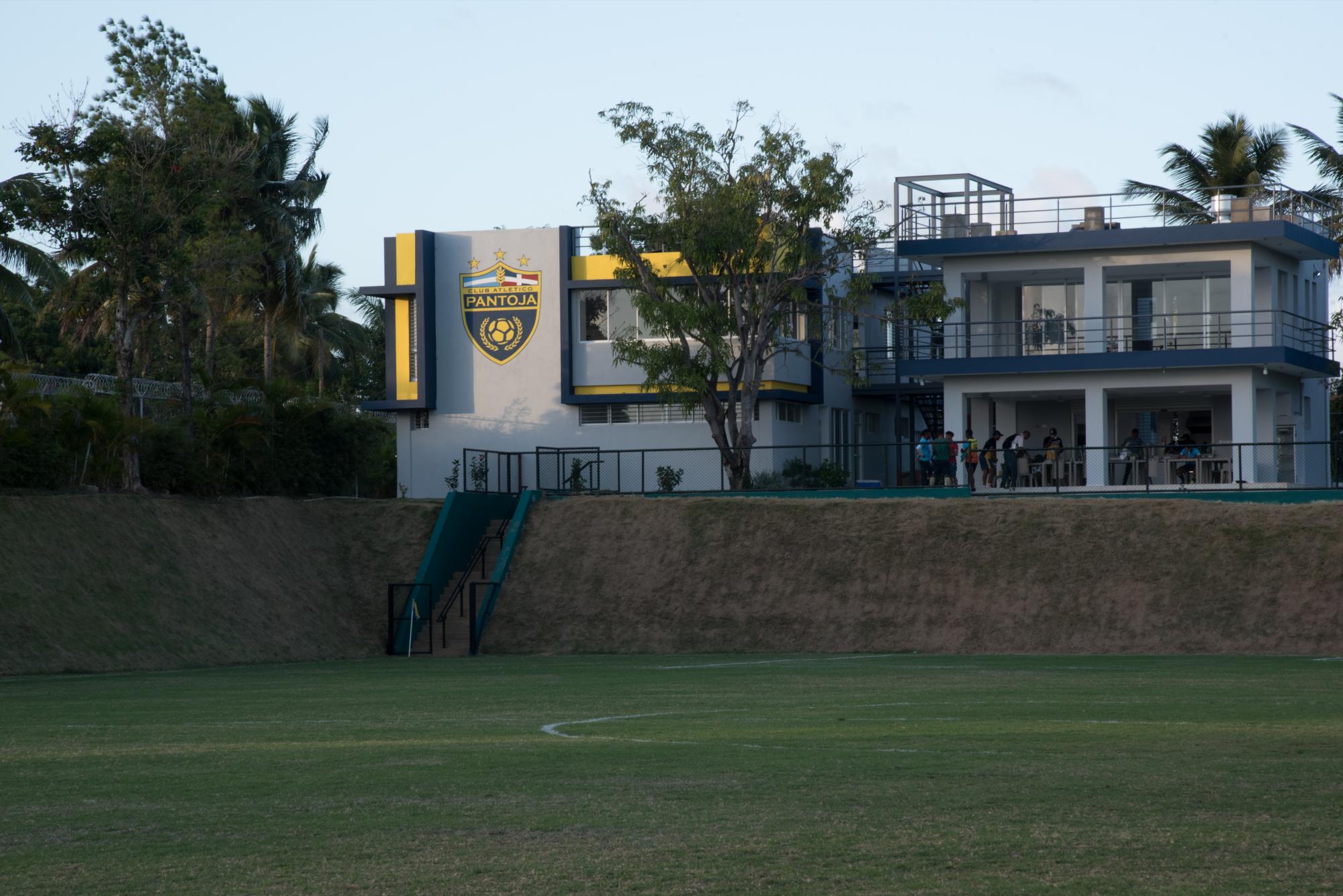 Vista frontal del edificio principal del CAP.