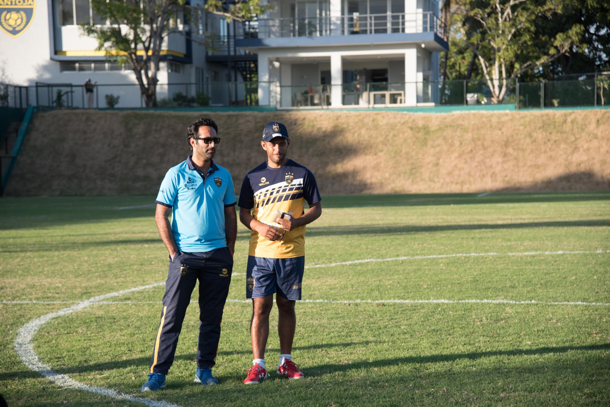 Quique Costa, a la izquierda, el director deportivo y Lenin Bastidas el “mister” (mánager) del equipo.