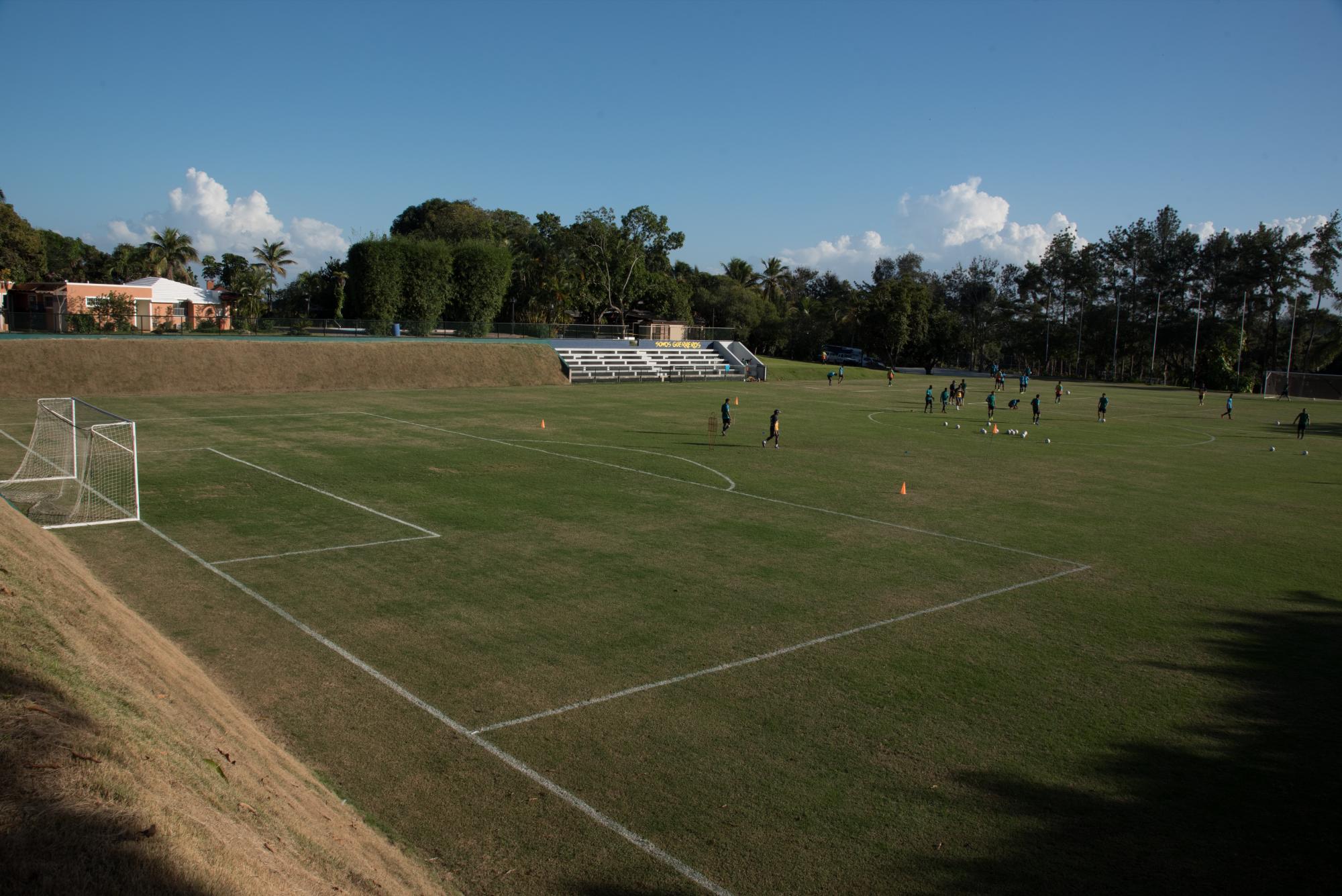 Vista de parte de las instalaciones. Al fondo se observa una de las áreas sociales donde también se encuentra la piscina.