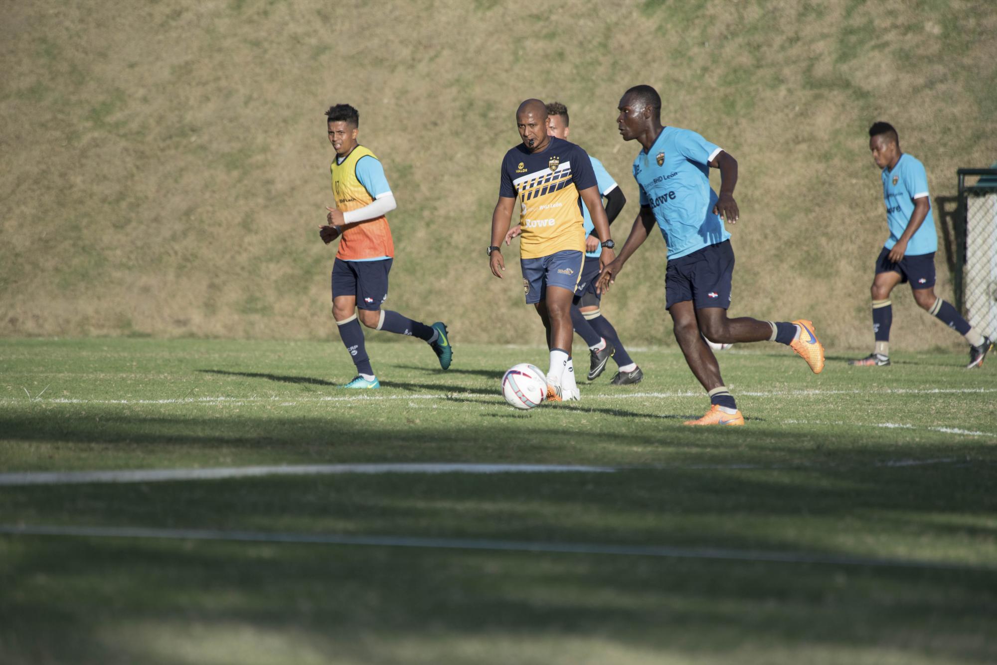 El club Pantoja realiza dos sesiones de entrenamiento en su propia cancha.