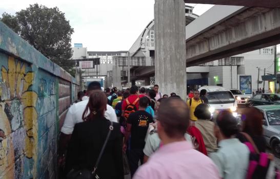 Larga fila para abordar el Metro empieza cada día más temprano