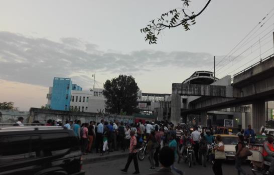 Larga fila para abordar el Metro empieza cada día más temprano