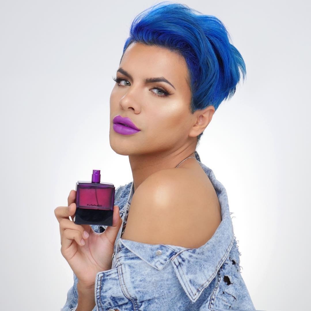 Fotografía cedida en donde aparece Gabriel Zamora, quien protagonizó una campaña para la famosa marca de cosméticos MAC. 