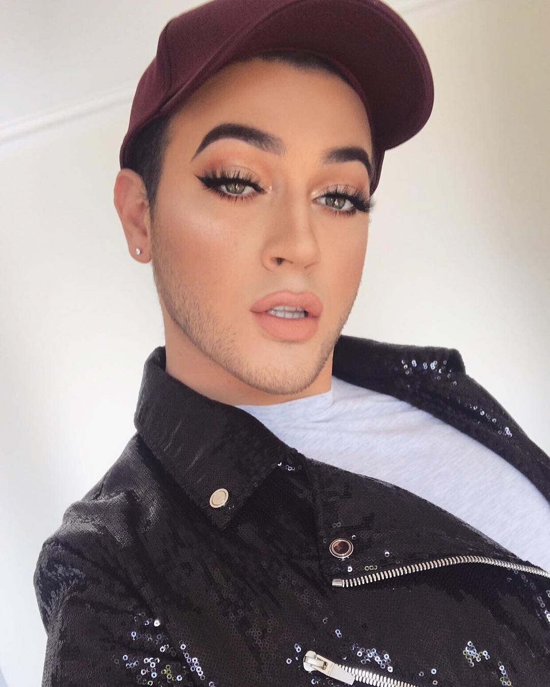 Fotografía cedida en donde aparece Manny Gutiérrez, conocido en las redes sociales como Manny Mua, quien protagonizó una campaña para la empresa de cosméticos Maybelline. 