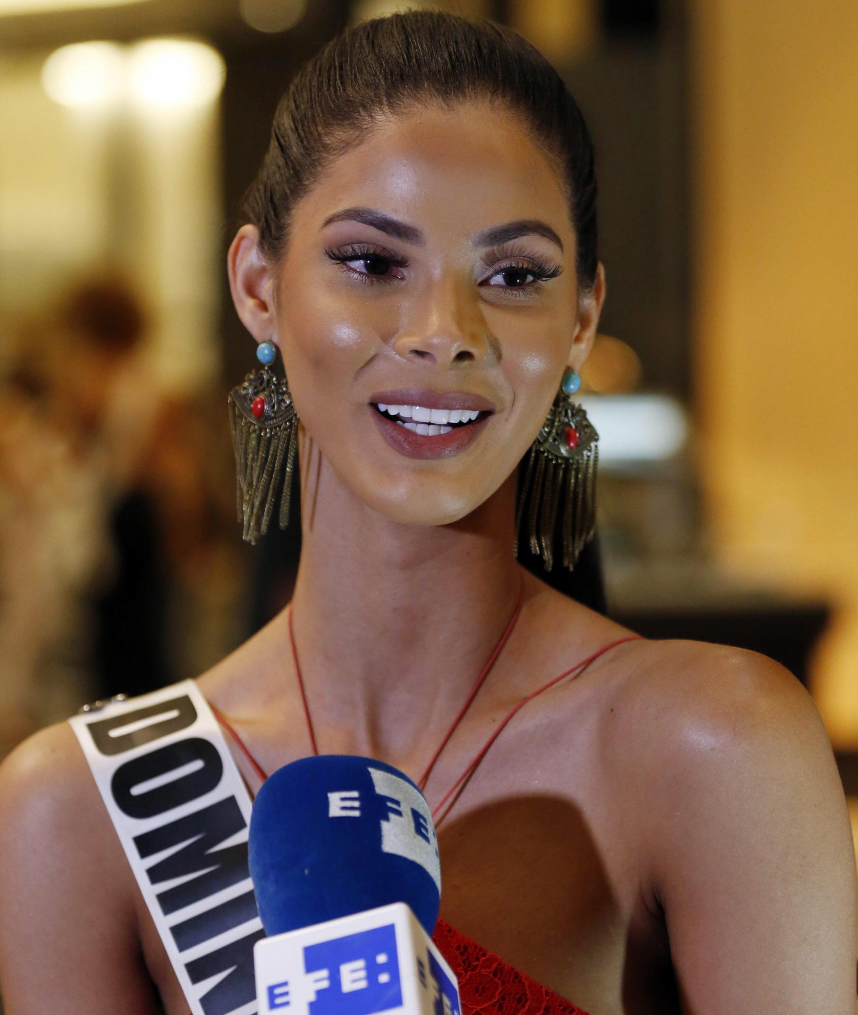 La candidata de República Dominicana a Miss Universo, Rosalba Abreu Garcia, responde durante una entrevista en la ciudad de Pásay, al sur de Manila, (Filipinas).