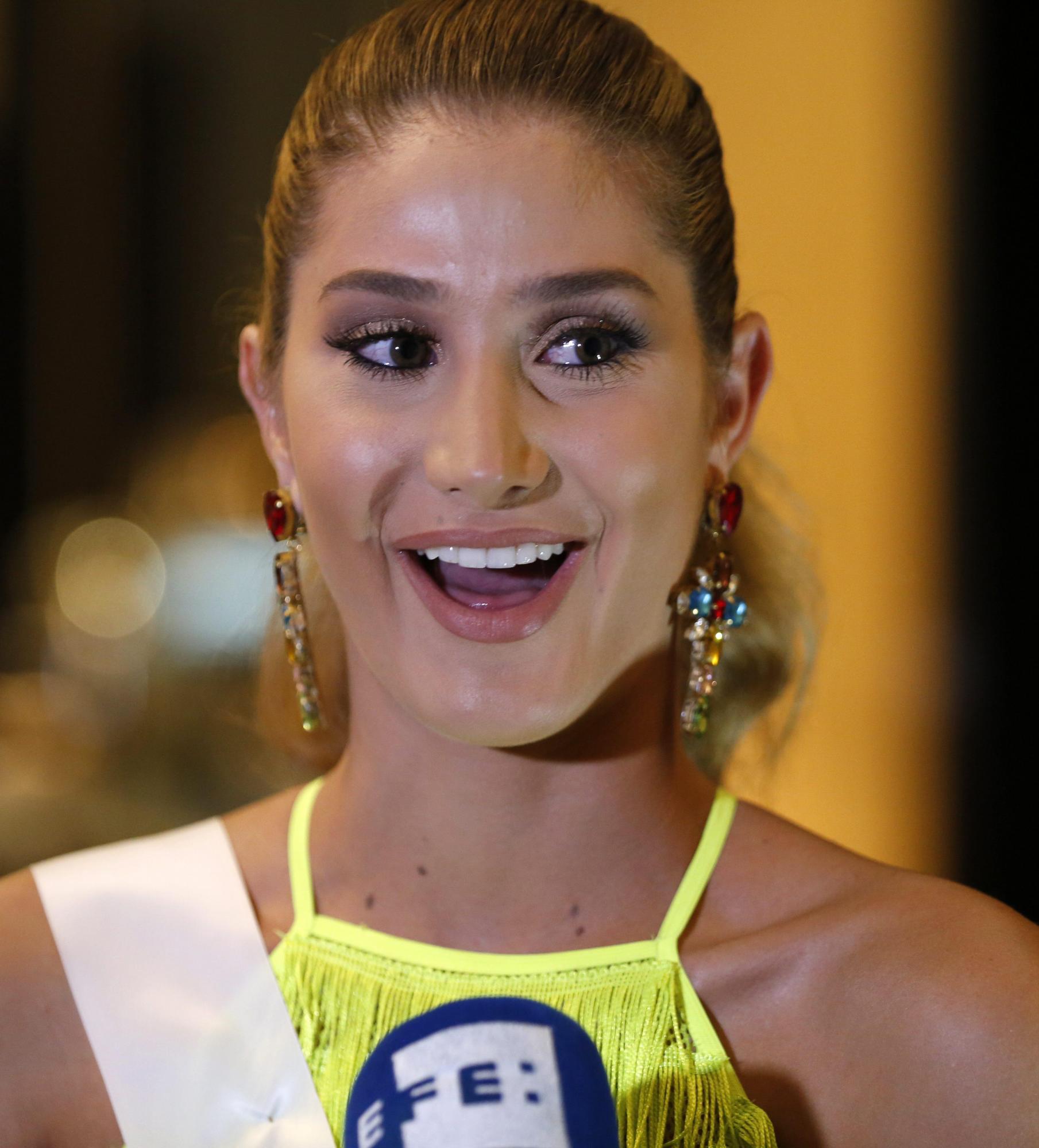 La candidata de Venezuela a Miss Universo, Mariam Habach, responde a una pregunta durante una entrevista en la ciudad de Pásay, al sur de Manila, (Filipinas).