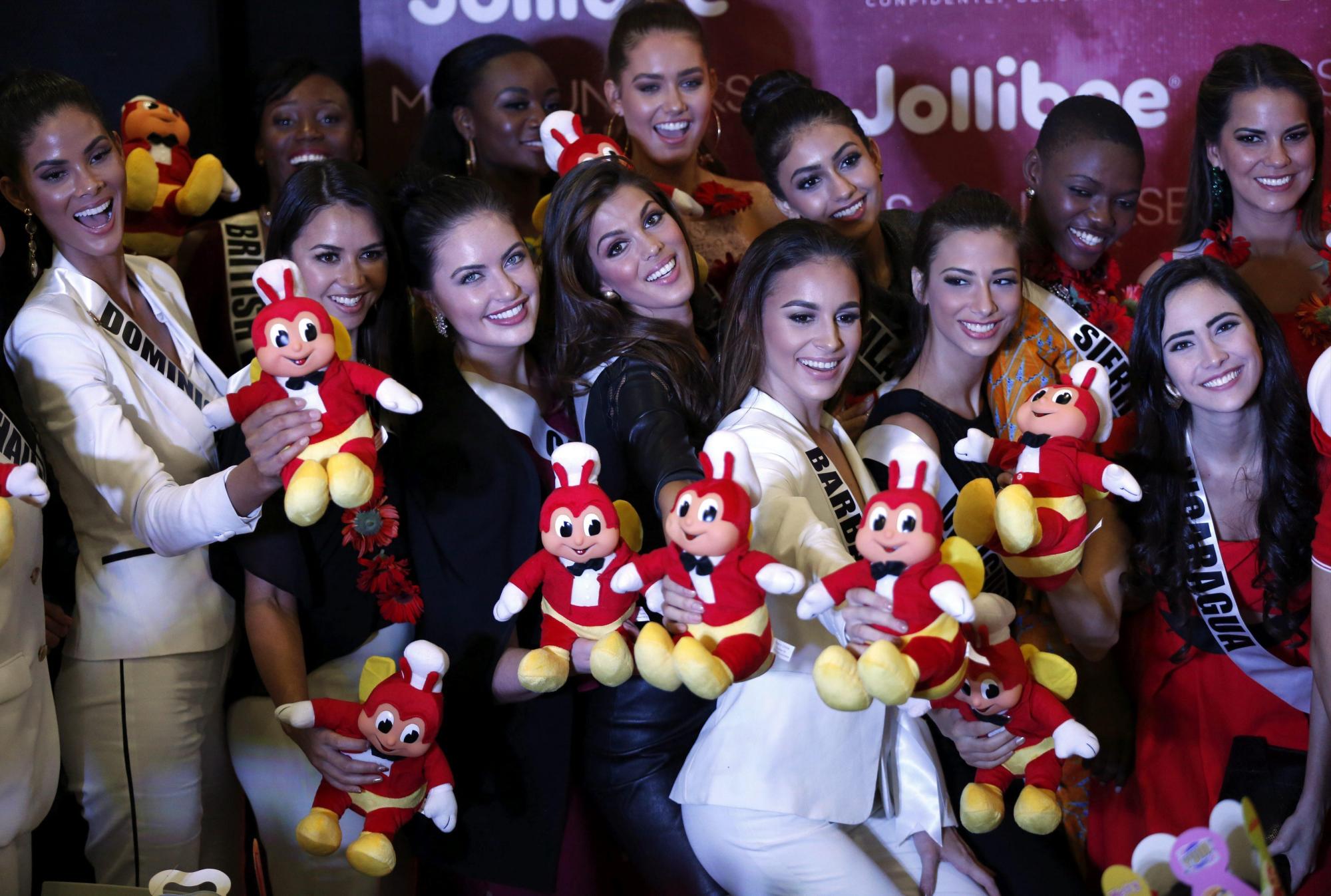 La candidata dominicana a Miss Universo, Sal García (i), posa junto a otras candidatas durante un evento en Pasay, al sur de Manila en Filipinas.