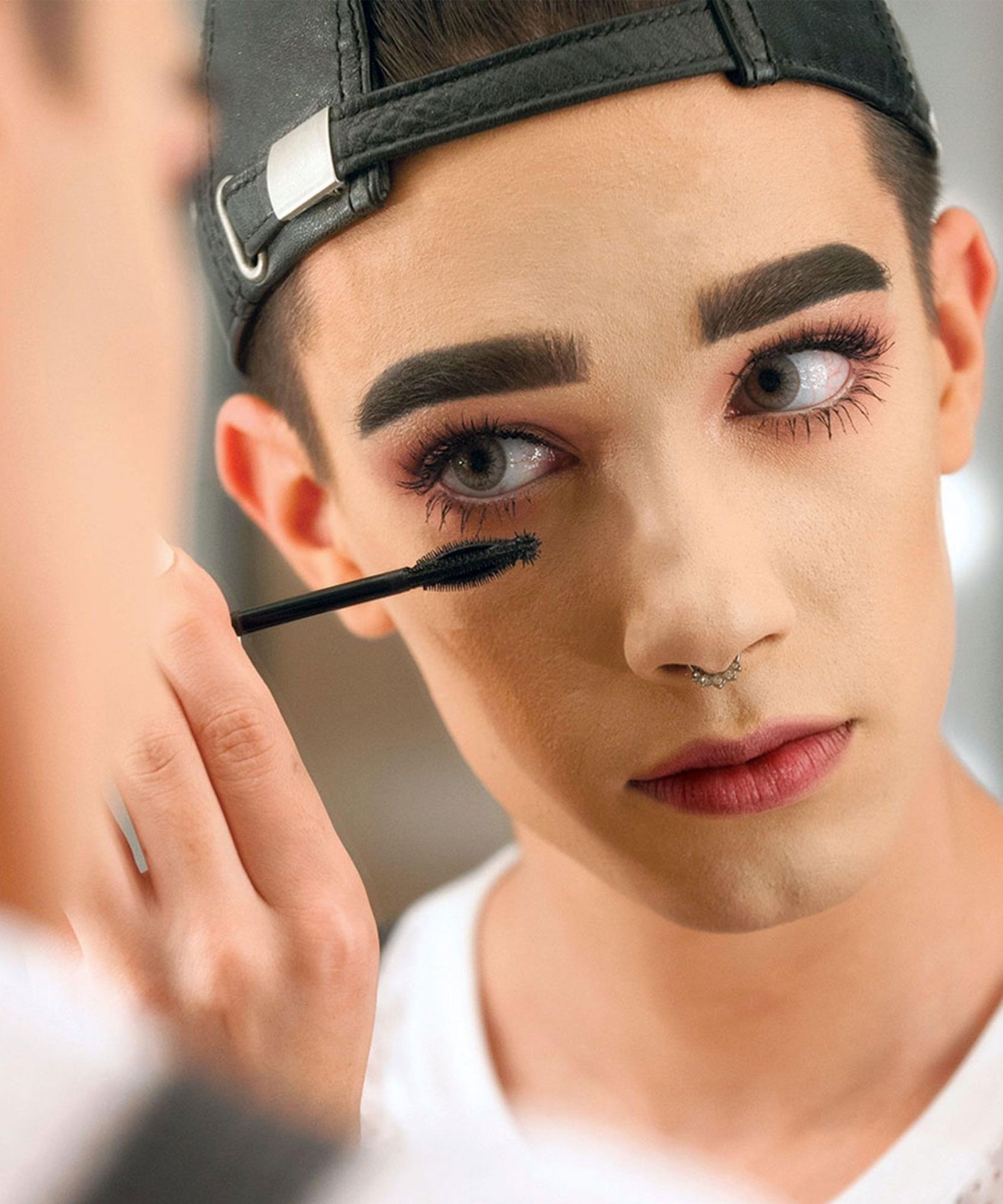 Fotografía cedida en donde aparece James Charles, un estudiante de secundaria de 17 años, quien protagonizó el primer Coverboy (Chico de portada) de la casa de cosméticos Covergirl.