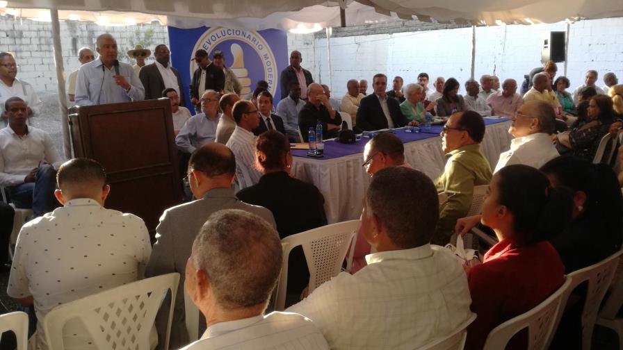 Hipólito y Luis desautorizan promoción de sus candidaturas a lo interno del PRM Hipólito y Luis desautorizan promoción de sus candidaturas a lo interno del PRM