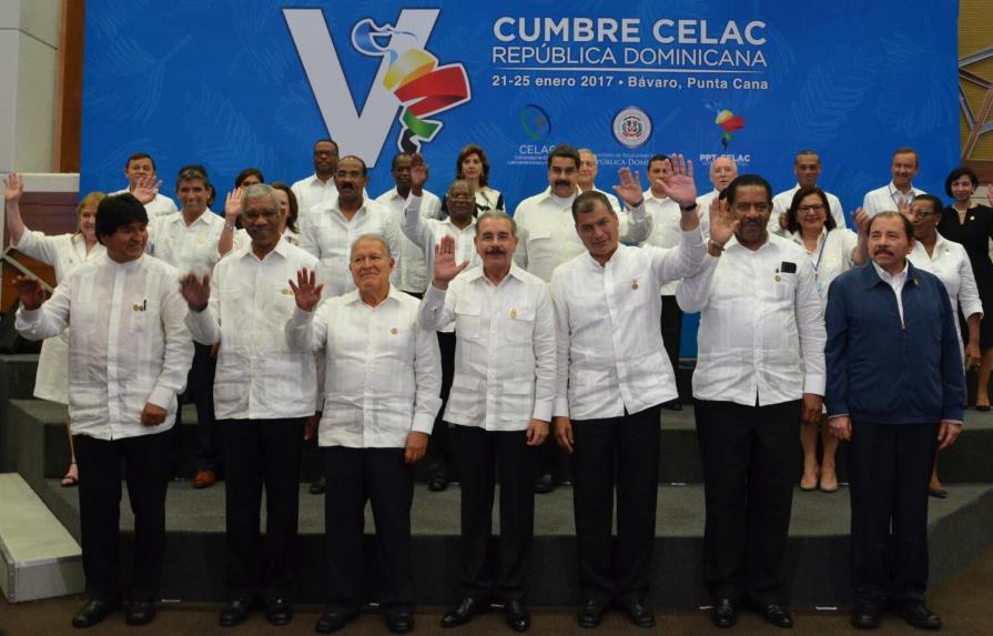 Castro, el gran ausente de la foto oficial de Cumbre, y Evo cambia chaqueta