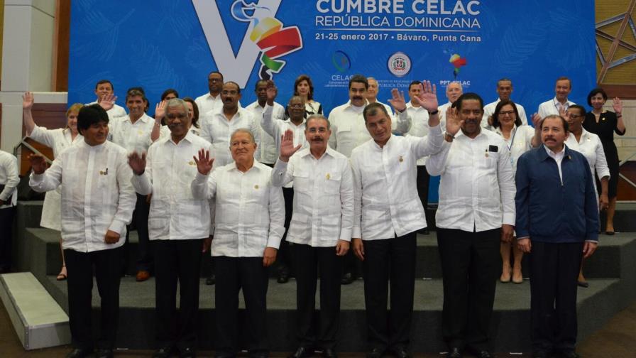 Castro, el gran ausente de la foto oficial de Cumbre, y Evo cambia chaqueta Castro, el gran ausente de la foto oficial de Cumbre, y Evo cambia chaqueta