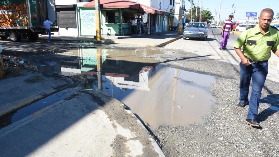 Frente al Darío, un charco que atenta contra la salud