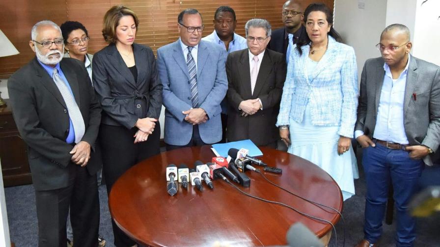 Médicos terminan protestas, tras limar asperezas con Servicio Nacional Salud
Los médicos y el director del SNS  liman sus asperezas