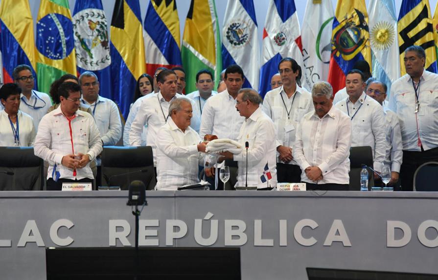 Cumbre CELAC declara región zona de paz y apoya diálogo en Venezuela
