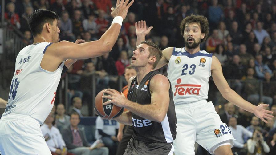 Sergio Llull lleva al Real Madrid a igualar con el líder en la Euroliga; marca 26 en cerrado duelo
