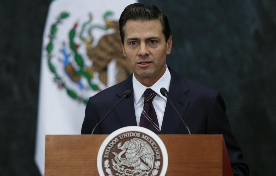 Peña Nieto lamenta muro fronterizo y promete defender a mexicanos en EE.UU.