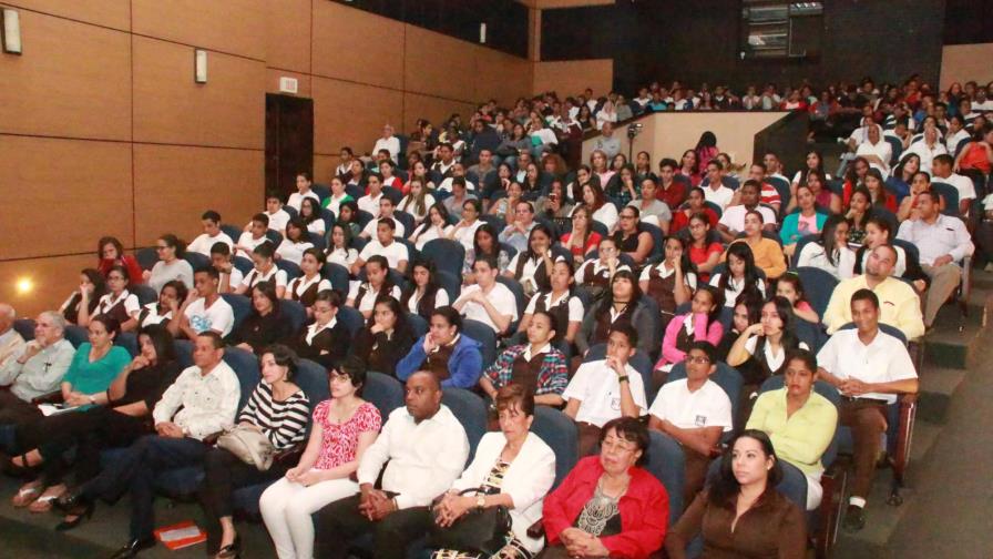 Dramaturgo Giovanny Cruz dicta conferencia sobre el teatro revolucionario de Juan Pablo Duarte Dramaturgo Giovanny Cruz dicta conferencia sobre el teatro revolucionario de Juan Pablo Duarte