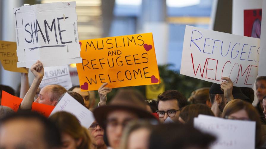 Jueza federal bloquea veto de Donald Trump a refugiados y migrantes de siete países