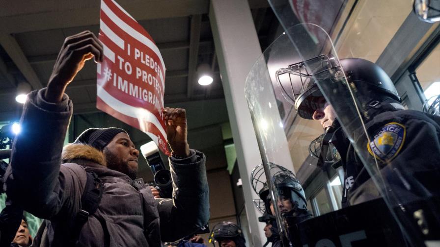 Lágrimas y arrestos en primer día de orden migratoria de Trump 