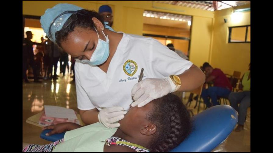 Familias de Neyba reciben atención en salud bucal por médicos de la UASD 