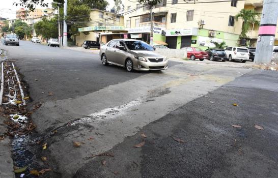 Obras Públicas corrige varios problemas en vías de la capital