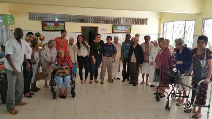 Ágora Mall lleva alegría junto a sus clientes a 800 niños y ancianos Ágora Mall lleva alegría junto a sus clientes a 800 niños y ancianos