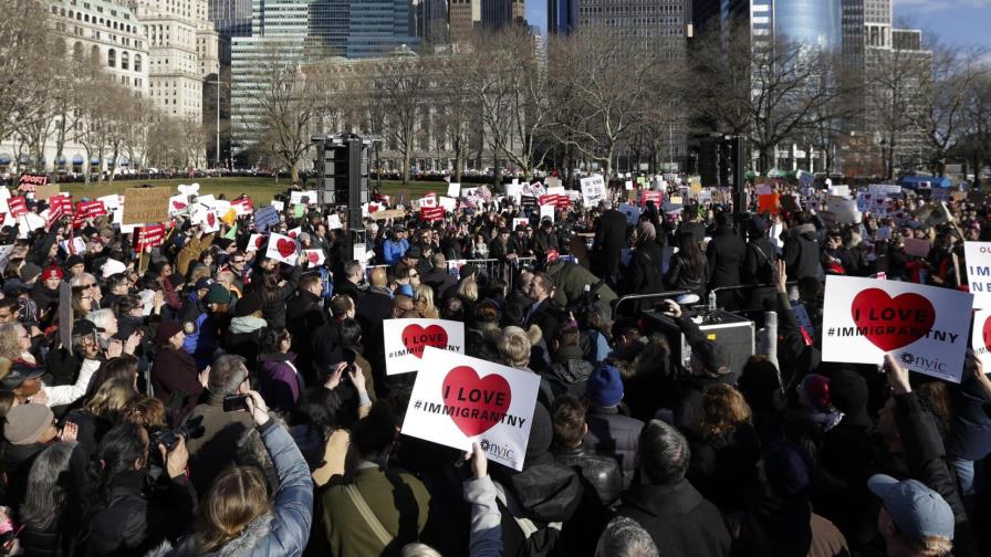 Grandes ciudades de EE.UU. protestan contra orden de inmigración del presidente Trump