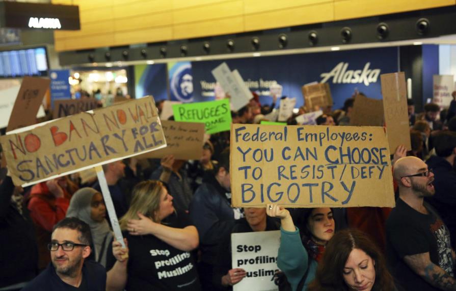 Medida de Trump causa caos en aeropuertos y detona protestas 