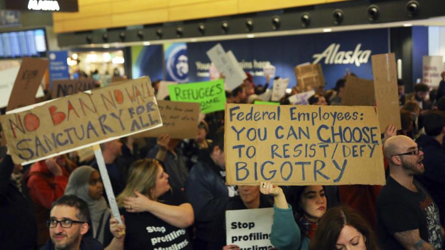 Medida de Trump causa caos en aeropuertos y detona protestas 