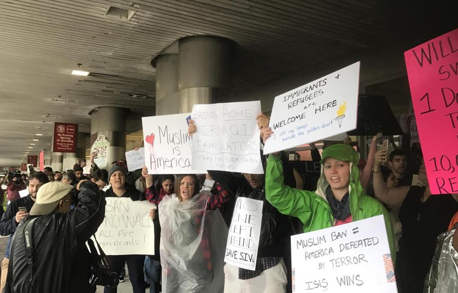  Aeropuertos llenos de angustia y esperanza, los efectos del veto de Trump