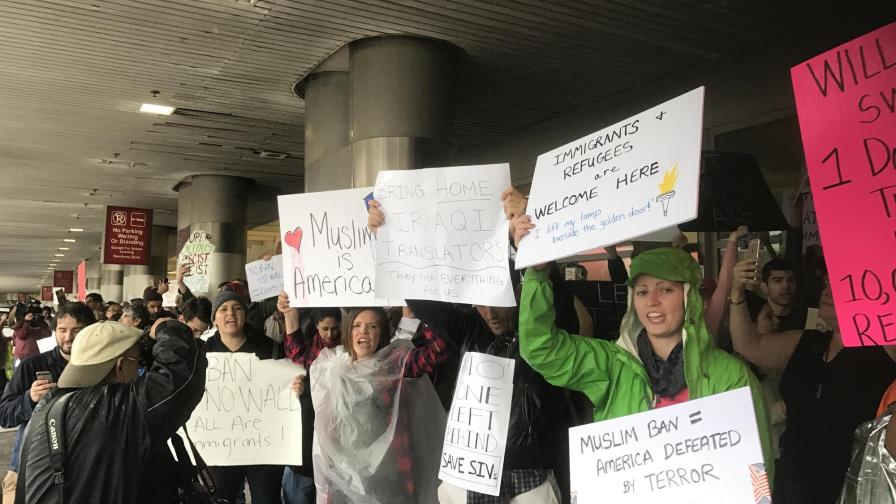  Aeropuertos llenos de angustia y esperanza, los efectos del veto de Trump