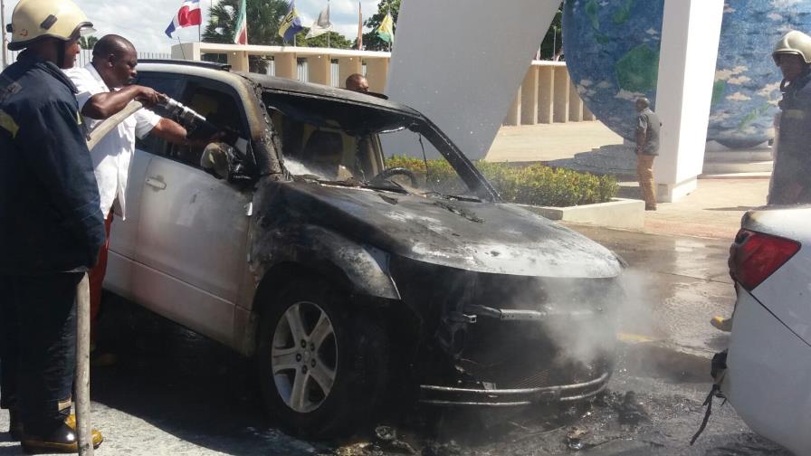 Se incendia yipeta frente a la Procuraduría General de la República Se incendia yipeta frente a la Procuraduría General de la República