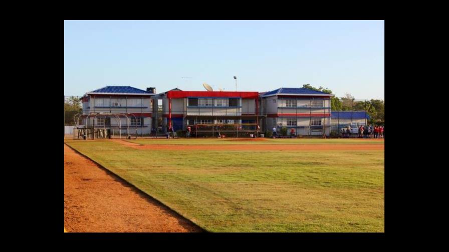Roban en la academia de béisbol de los Texas Rangers, atrapan a uno