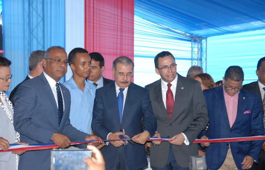 Presidente Medina entrega dos nuevos liceos en Monseñor Nouel