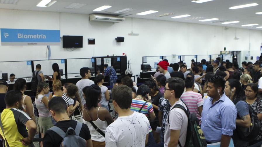 Mayoría de argentinos apoya mayor control a extranjeros 