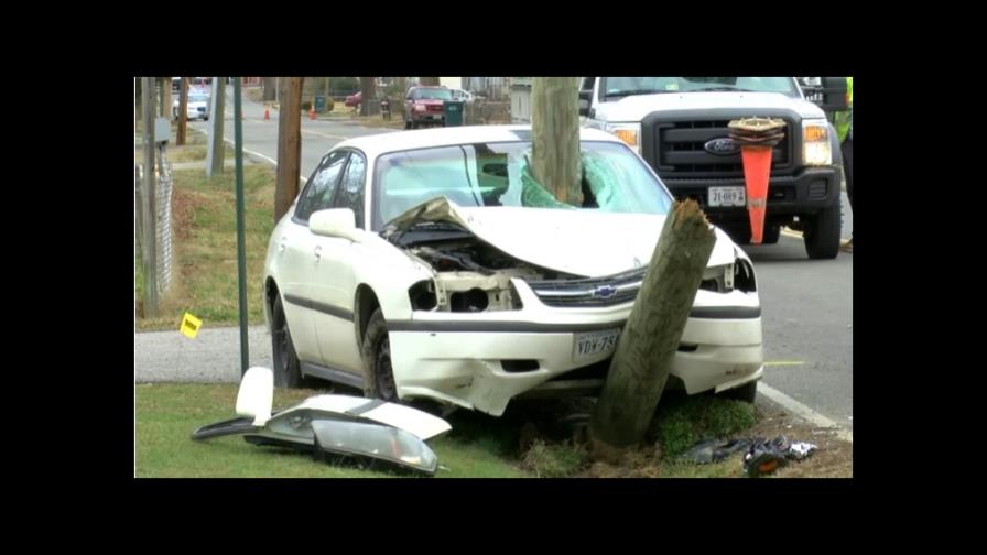 Video: Poste de luz queda incrustado en vehículo durante accidente 