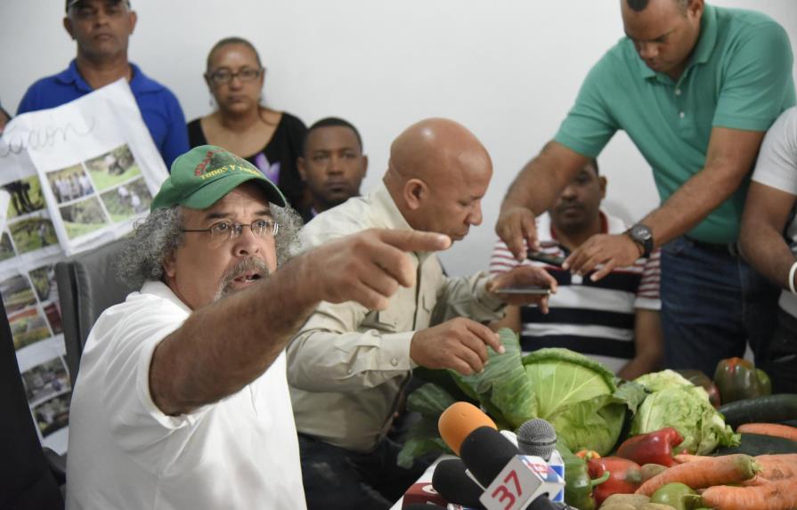 Rogelio Cruz respalda a los agricultores de Valle Nuevo