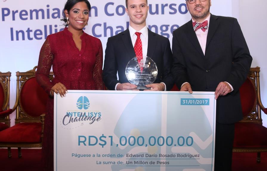 Estudiante de 18 años gana RD$1.0 millón en concurso de software